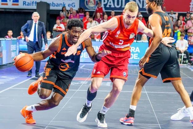 GER, easy credit BBl, FC Bayern Muenchen vs Rasta Vechta 03.05.2026, BMW Dome, Muenchen, GER, easy credit BBl, FC Bayern Muenchen vs Rasta Vechta , Luc van Slooten (Vechta 6) im kämpf mit Niels Giffey (FCB 5)