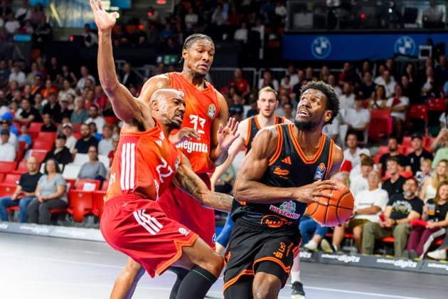 GER, easy credit BBl, FC Bayern Muenchen vs Rasta Vechta 03.05.2026, BMW Dome, Muenchen, GER, easy credit BBl, FC Bayern Muenchen vs Rasta Vechta , im Bild Isiaha Mike (FCB 22) im kämpf mit +v5+