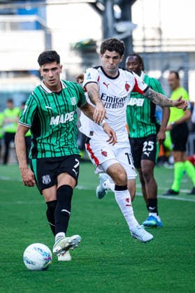 Christian Pulisic (Milan) and Cristian Volpato (Sassuolo) during the italian soccer Serie A match US Sassuolo vs Ac Milan at Mapei Stadium in Reggio Emilia, Italy on May 03, 2026 during US Sassuolo vs AC Milan, Italian soccer Serie A match in Reggio Emilia, Italy, May 03 2026  Copyright: xLucaxDiliberto IPAxSportx xipa-agency.netx xx IPA_74406946 IPA_Agency_IPA74406946