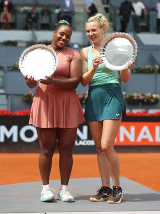 Alberto Simon Taylor Townsend and Katerina Siniakova pose with the winners trophies, during the trophy presentation ceremony of the women doubles final of the Mutua Madrid Open tennis tournament at the Caja Magica, in Madrid on May 3, 2026. Copyright: xALBERTOxSIMONx AgenciaxLOFx