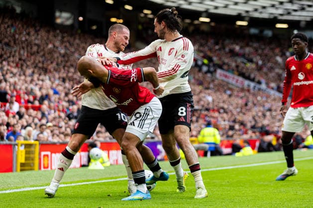 Football - FA Premier League - Manchester United, ManU FC v Liverpool FC MANCHESTER, ENGLAND - Sunday, May 3, 2026: Liverpool s Alexis Mac Allister (L) and Dominik Szoboszlai (R) challenge Manchester United s Bryan Mbeumo during the FA Premier League match between Manchester United FC and Liverpool FC at Old Trafford. (Photo by David Rawcliffe Propaganda) MANCHESTER Old Trafford GREATER MANCHESTER ENGLAND  Copyright: xDavidxRawcliffex P2026-05-03-Man_Utd_Liverpool-54