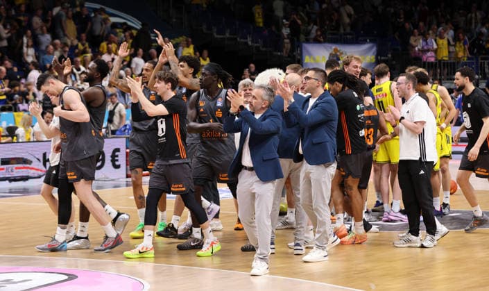 Chemnitzer Mannschaft jubelt nach Spielende Freude Emotion Basketball BBL Bundesliga Herren 32.Spieltag Saison 2025 2026 03.05.2026 ALBA Berlin vs. Niners Chemnitz 99ers