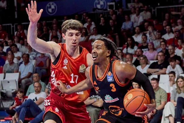 Deutsche Basketball Bundesliga (BBL), FC Bayern München Basketball vs RASTA Vechta, München FC Bayern Basketball, Vechta RASTA, 2026-05-03 in München (BMW Park) PARSONS Malik (RASTA Vechta Shooting Guard (SG) Nr3-VEC3), JESSUP Justinian (FC Bayern München Basketball Shooting Guard (SG) Nr10-FCBB10) sportworld München BMW Park Bayern Deutschland
