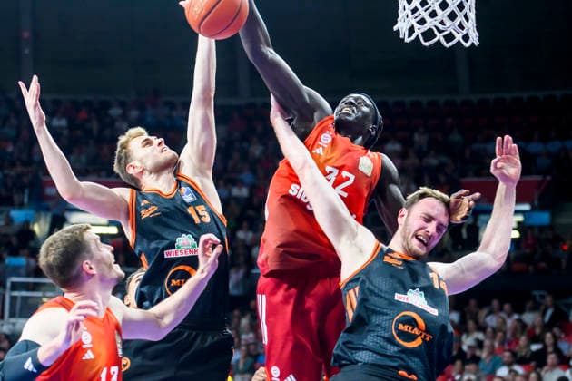 GER, easy credit BBl, FC Bayern Muenchen vs Rasta Vechta 03.05.2026, BMW Dome, Muenchen, GER, easy credit BBl, FC Bayern Muenchen vs Rasta Vechta , im Bild Ryan Schwieger (Vechta 15) scheitert an Wenyen Gabriel (FCB 32)