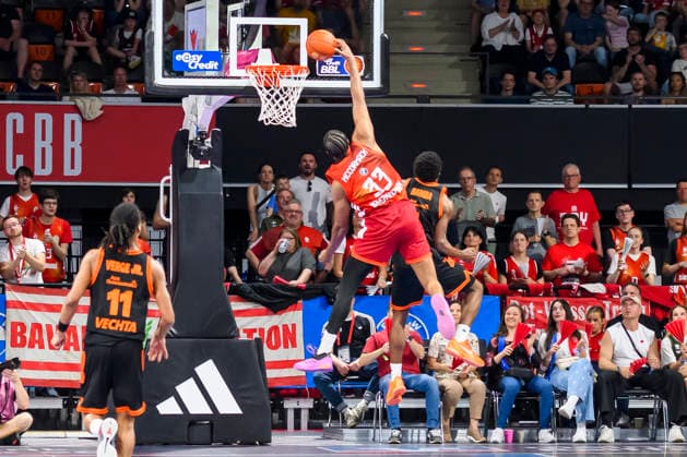 GER, easy credit BBl, FC Bayern Muenchen vs Rasta Vechta 03.05.2026, BMW Dome, Muenchen, GER, easy credit BBl, FC Bayern Muenchen vs Rasta Vechta , Luc van Slooten (Vechta 6) verletzt sich im kämpf gegen David McCormack (FCB 33)