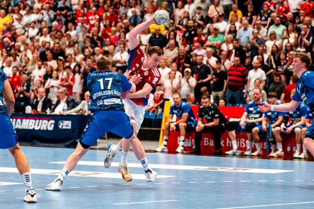 03.05.2026, xdobgx, Handball Daikin HBL, Handball Verein Hamburg HSV - TVB Stuttgart v.l. Samuel Röthlisberger (TVB Stuttgart, 17), Moritz Sauter (Handball Sport Verein Hamburg, 33) Zweikampf, Duell, Kampf, tackle Hamburg