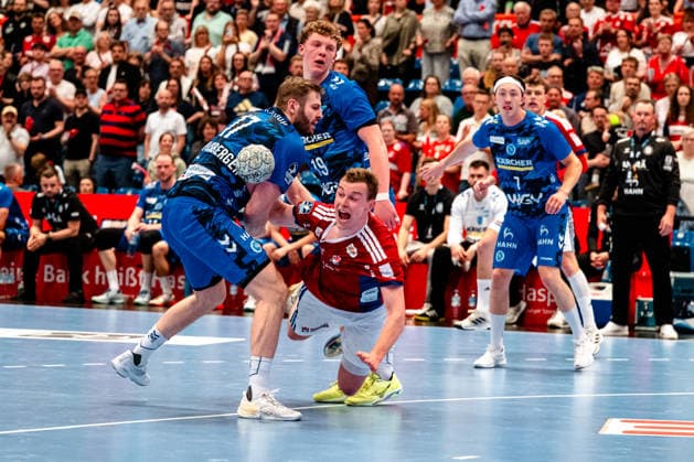 03.05.2026, xdobgx, Handball Daikin HBL, Handball Verein Hamburg HSV - TVB Stuttgart v.l. Samuel Röthlisberger (TVB Stuttgart, 17), Moritz Sauter (Handball Sport Verein Hamburg, 33) beim Wurf, in action, throwing Hamburg
