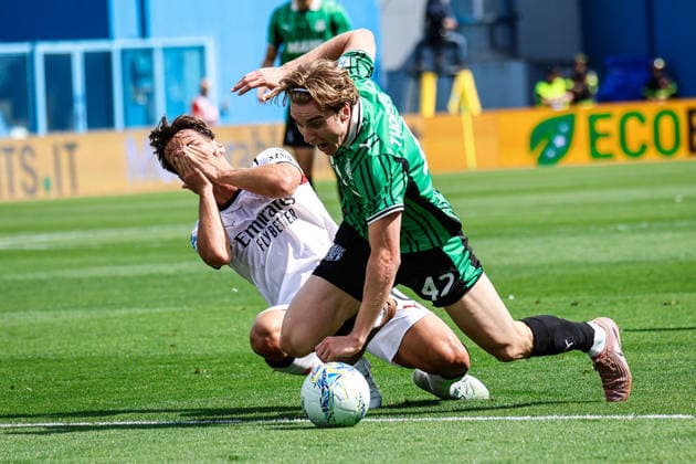 CALCIO - Serie A - US Sassuolo vs AC Milan Kristian Thorstvedt (Sassuolo) and Ardon Jashari (Milan) during the italian soccer Serie A match US Sassuolo vs Ac Milan at Mapei Stadium in Reggio Emilia, Italy on May 03, 2026 during US Sassuolo vs AC Milan, Italian soccer Serie A match in Reggio Emilia, Italy, May 03 2026 Reggio Emilia Italy  Copyright: xIPAxSport ABACAx