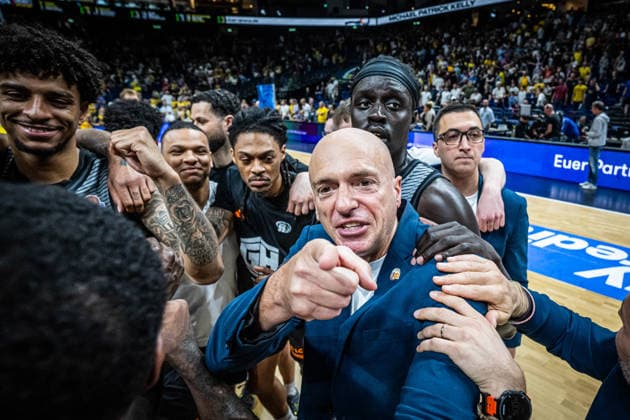 Basketball Berlin 03.05.2026 Saison 2025 2026 EasyCredit BBL 1. Bundesliga Männer, Herren Alba Berlin - NINERS Chemnitz Jubel Chemnitz nach dem Sieg Rodrigo Pastore (Chemnitz, Trainer) und andere