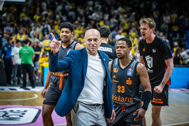 Basketball Berlin 03.05.2026 Saison 2025 2026 EasyCredit BBL 1. Bundesliga Männer, Herren Alba Berlin - NINERS Chemnitz Jubel Chemnitz nach dem Sieg Rodrigo Pastore (Chemnitz, Trainer) und andere Eric Washington (Chemnitz, No.33)