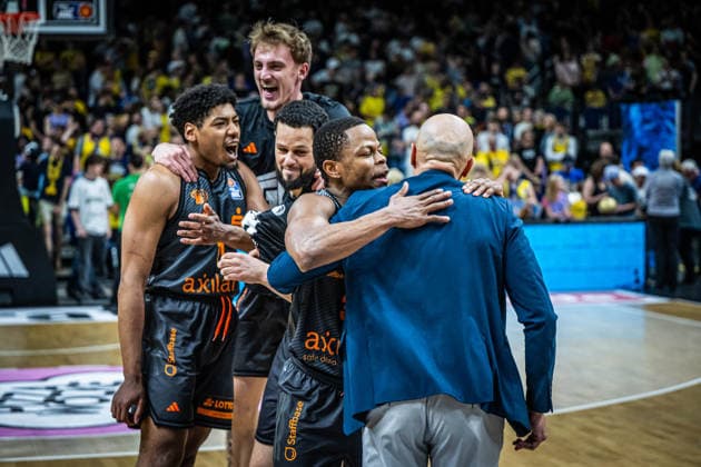 Basketball Berlin 03.05.2026 Saison 2025 2026 EasyCredit BBL 1. Bundesliga Männer, Herren Alba Berlin - NINERS Chemnitz Jubel Chemnitz nach dem Sieg Rodrigo Pastore (Chemnitz, Trainer) und andere Eric Washington (Chemnitz, No.33)