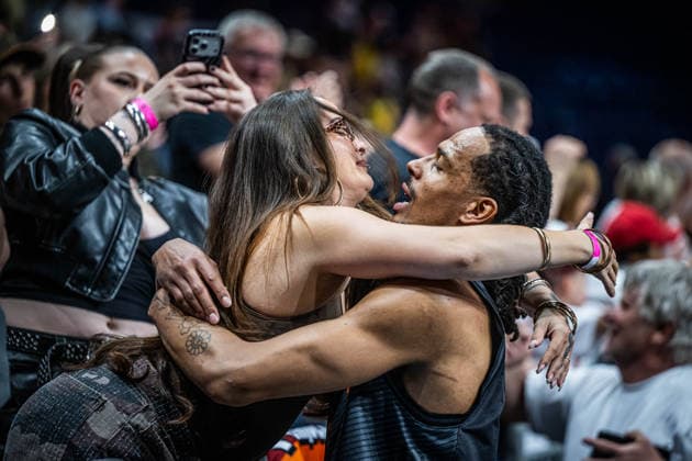 Basketball Berlin 03.05.2026 Saison 2025 2026 EasyCredit BBL 1. Bundesliga Männer, Herren Alba Berlin - NINERS Chemnitz Jubel Chemnitz nach dem Sieg Kevin Yebo (Chemnitz, No.00) mit Frau