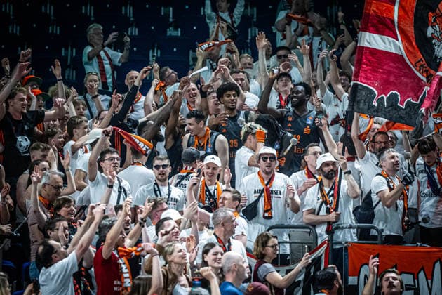 Basketball Berlin 03.05.2026 Saison 2025 2026 EasyCredit BBL 1. Bundesliga Männer, Herren Alba Berlin - NINERS Chemnitz Jubel Chemnitz nach dem Sieg mt Fans Amadou Sow (Chemnitz, No.12) Roman Bedime (Chemnitz, No.35) und andere
