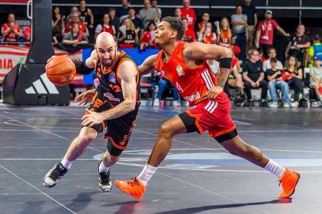 GER, easy credit BBl, FC Bayern Muenchen vs Rasta Vechta 03.05.2026, BMW Dome, Muenchen, GER, easy credit BBl, FC Bayern Muenchen vs Rasta Vechta , im Bild Justin Robinson (Vechta 12) im kämpf mit Xavier Rathan-Mayes (FCB 4)