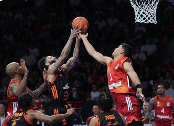 Vechtas 10 BROWN vs Bayerns 4 Xavier RATHAN-MAYES. Basketball: Bayern - Vechta. Bundesliga, FC Bayern Basketball - SC Rasta Vechta, 32.Spieltag, Saison 2025-2026, 3.05.2026, in Muenchen, B M W P A R K, Deutschland. Quelle Copyright Credit : Oryk HAIST