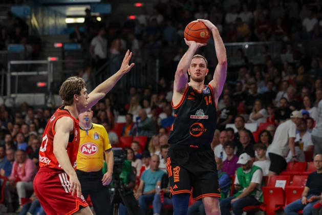 Philipp Herkenhoff (RASTA Vechta, 14) mit Ball mit Justinian Jessup (FC Bayern Basketball, 10), GER, FC Bayern Basketball vs. Rasta Vechta, Basketball, easycredit Basketball Bundesliga, 32. Spieltag, Saison 2025 2026, 03.05.2026, GER, FC Bayern Basketball vs. Rasta Vechta, Basketball, easycredit Basketball Bundesliga, 32. Spieltag, Saison 2025 2026, 03.05.2026 Muenchen Copyright: xEibner-Pressefoto JennixMaulx EP_JML