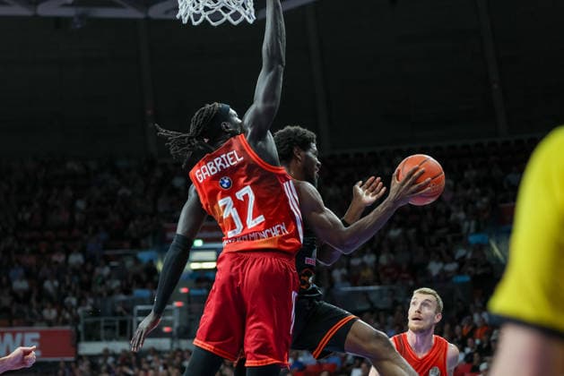 TJ Bamba (RASTA Vechta, 05) mit Ball im Zweikampf mit Wenyen Gabriel (FC Bayern Basketball, 32), GER, FC Bayern Basketball vs. Rasta Vechta, Basketball, easycredit Basketball Bundesliga, 32. Spieltag, Saison 2025 2026, 03.05.2026, GER, FC Bayern Basketball vs. Rasta Vechta, Basketball, easycredit Basketball Bundesliga, 32. Spieltag, Saison 2025 2026, 03.05.2026 Muenchen Copyright: xEibner-Pressefoto JennixMaulx EP_JML
