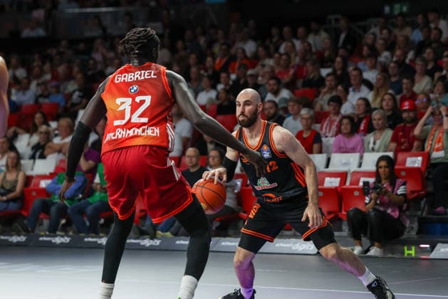 Tommy Kuhse (RASTA Vechta, 12) mit Ball mit Wenyen Gabriel (FC Bayern Basketball, 32), GER, FC Bayern Basketball vs. Rasta Vechta, Basketball, easycredit Basketball Bundesliga, 32. Spieltag, Saison 2025 2026, 03.05.2026, GER, FC Bayern Basketball vs. Rasta Vechta, Basketball, easycredit Basketball Bundesliga, 32. Spieltag, Saison 2025 2026, 03.05.2026 Muenchen Copyright: xEibner-Pressefoto JennixMaulx EP_JML