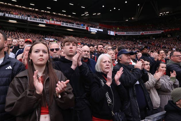 Football - Premier League - Manchester United, ManU v Liverpool 3rd May 2026 - Premier League - Manchester United v Liverpool - Manchester United fans applaud on the 20th minute to remember the late Diogo Jota of Liverpool - Photo: Simon Stacpoole Offside. Manchester UK Copyright: xSimonxStacpoolexOffside