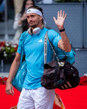 Mutua Madrid Open - Day Fourteen MADRID, SPAIN - MAY 3: Alexander Zverev of Germany poses for a picture at the net with Jannik Sinner of Italy before the Men s Final during the Mutua Madrid Open 2026 tournament at La Caja Magica on May 03, 2026 in Madrid, Spain. Madrid La Caja Magica Madrid Spain Copyright: xAlbertoxGardinx AGardin_20260503_Tennis_Madrid_Day14_0105
