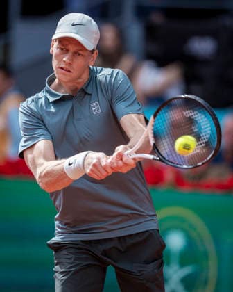 Mutua Madrid Open - Day Fourteen MADRID, SPAIN - MAY 3: Alexander Zverev of Germany poses for a picture at the net with Jannik Sinner of Italy before the Men s Final during the Mutua Madrid Open 2026 tournament at La Caja Magica on May 03, 2026 in Madrid, Spain. Madrid La Caja Magica Madrid Spain Copyright: xAlbertoxGardinx AGardin_20260503_Tennis_Madrid_Day14_0109