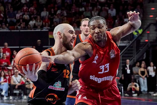 Deutsche Basketball Bundesliga (BBL), FC Bayern München Basketball vs RASTA Vechta, München FC Bayern Basketball, Vechta RASTA, 2026-05-03 in München (BMW Park) KUHSE Tommy (RASTA Vechta Point Guard (PG) Nr12-VEC12), MCCORMACK David (FC Bayern München Basketball Center (C) Nr33-FCBB33) sportworld München BMW Park Bayern Deutschland