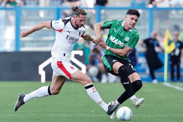 May 3, 2026, Reggio Emilia, REGGIO EMILIA: Sassuolo s Cristian Volpato (R) and Milan™sAdrien Rabiot in action during the Italian Serie A soccer match US Sassuolo vs AC Milan at Mapei Stadium in Reggio Emilia, Italy, 3 May 2026. ANSA SERENA CAMPANINI. Soccer: Serie A ; Sassuolo - Milan  - ZUMAa110 20260503_zaf_a110_019 Copyright: xSerenaxCampaninix