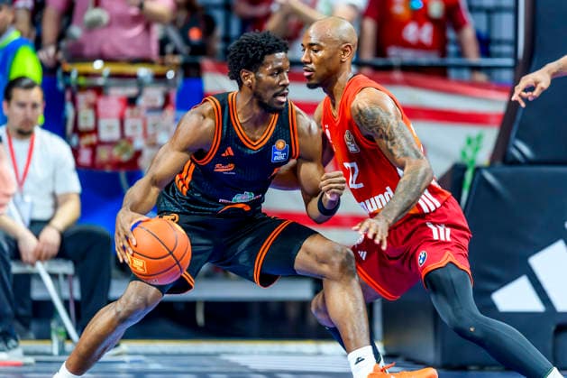 GER, easy credit BBl, FC Bayern Muenchen vs Rasta Vechta 03.05.2026, BMW Dome, Muenchen, GER, easy credit BBl, FC Bayern Muenchen vs Rasta Vechta , +v5+ Im kämpf mit Isiaha Mike (FCB 22)