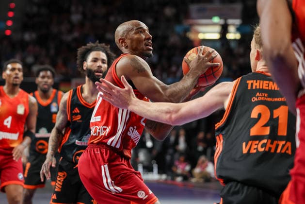 Isiaha Mike (FC Bayern Basketball, 22) mit Ball mit Lars Thiemann (RASTA Vechta, 21), GER, FC Bayern Basketball vs. Rasta Vechta, Basketball, easycredit Basketball Bundesliga, 32. Spieltag, Saison 2025 2026, 03.05.2026, GER, FC Bayern Basketball vs. Rasta Vechta, Basketball, easycredit Basketball Bundesliga, 32. Spieltag, Saison 2025 2026, 03.05.2026 Muenchen Copyright: xEibner-Pressefoto JennixMaulx EP_JML