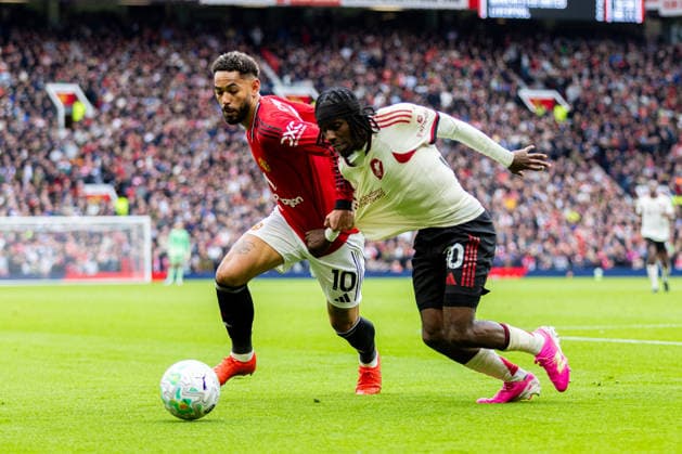 Football - FA Premier League - Manchester United, ManU FC v Liverpool FC MANCHESTER, ENGLAND - Sunday, May 3, 2026: Liverpool s Jeremie Frimpong and Manchester United s Matheus Cunha (L) pull on each others shirts during the FA Premier League match between Manchester United FC and Liverpool FC at Old Trafford. (Photo by David Rawcliffe Propaganda) MANCHESTER Old Trafford GREATER MANCHESTER ENGLAND  Copyright: xDavidxRawcliffex P2026-05-03-Man_Utd_Liverpool-99