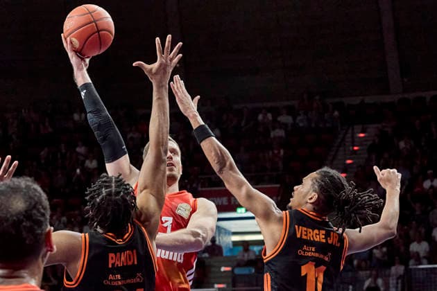 Deutsche Basketball Bundesliga (BBL), FC Bayern München Basketball vs RASTA Vechta, München FC Bayern Basketball, Vechta RASTA, 2026-05-03 in München (BMW Park) PANDI Lloyd (RASTA Vechta Small Forward (SF) Nr41-VEC41), OBST Andreas (FC Bayern München Basketball Shooting Guard (SG) Nr13-FCBB13), BROWN Tevin (RASTA Vechta Small Forward (SF) Nr10-VEC10) sportworld München BMW Park Bayern Deutschland