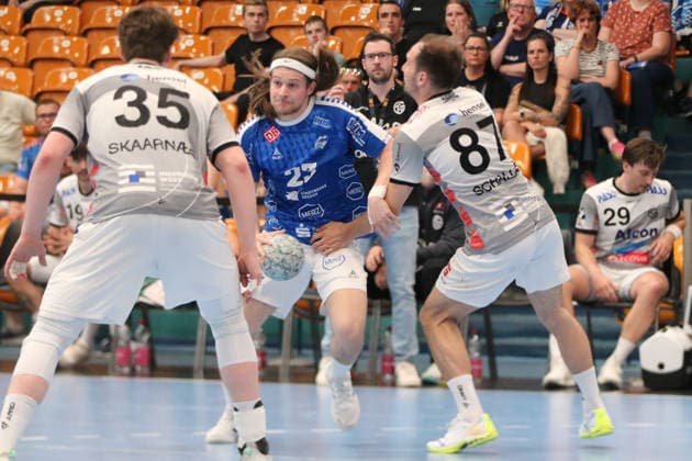 03.05.2026 Handball Herren 2025 2026 2. Handball-Bundesliga 30. Spieltag Dessau-Roßlauer HV 06 - TV Großwallstadt Anhalt Arena Dessau Mika Schüler (Dessau, 23, blau) setzt sich gegen Maxim Schalles (Großwallstadt, 87, weiß) durch. Dessau-Roßlau Sachsen-Anhalt Deutschland