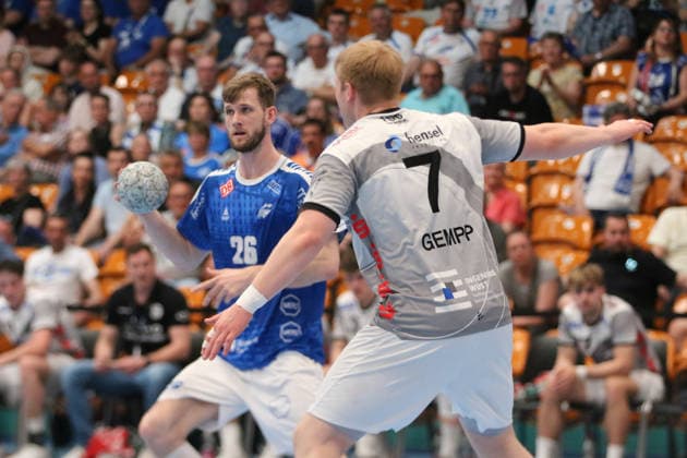 03.05.2026 Handball Herren 2025 2026 2. Handball-Bundesliga 30. Spieltag Dessau-Roßlauer HV 06 - TV Großwallstadt Anhalt Arena Dessau Yannick Danneberg (Dessau, 26, blau) am Ball. Patrick Gempp (Großwallstadt, 7, weiß) befindet sich in der Defensive. Dessau-Roßlau Sachsen-Anhalt Deutschland