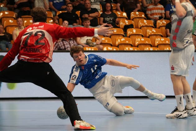 03.05.2026 Handball Herren 2025 2026 2. Handball-Bundesliga 30. Spieltag Dessau-Roßlauer HV 06 - TV Großwallstadt Anhalt Arena Dessau Tim Hertzfeld (Dessau, 72, blau) wird gefoult. Dessau-Roßlau Sachsen-Anhalt Deutschland
