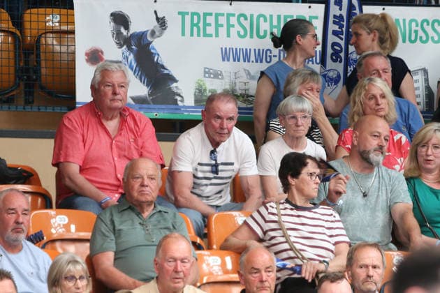 03.05.2026 Handball Herren 2025 2026 2. Handball-Bundesliga 30. Spieltag Dessau-Roßlauer HV 06 - TV Großwallstadt Anhalt Arena Dessau Ex-DRHV-Coach Uwe Jungandreas (EHV Aue, obere Reihe, Zweiter von links) schaut sich das Spiel in der Anhalt Arena an. Dessau-Roßlau Sachsen-Anhalt Deutschland