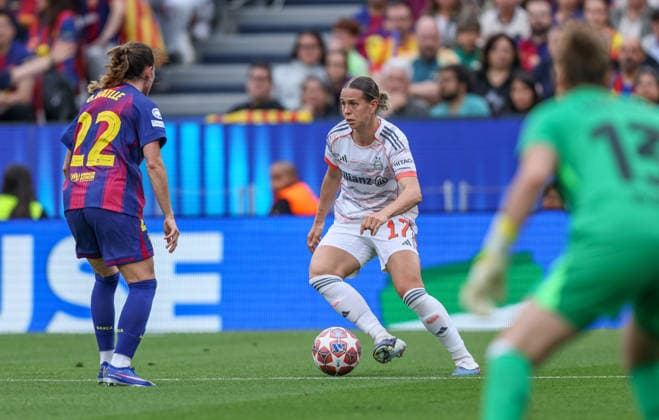 ESP, Barcelona, FC Barcelona, Barca vs FC Bayern München, Women s Champions League, Fussball, UEFA, Spielzeit 2025 2026, Camp Nou, Halbfinale, Rückspiel im Bild v.l.: Ona Batlle (FC Barcelona 22), Klara Bühl (Bayern München 17) DFB DFL REGULATIONS PROHIBIT ANY USE OF PHOTOGRAPHS AS IMAGE SEQUENCES AND OR QUASI-VIDEO, 03.05.2026 Copyright: HMBxMedia HendrikxHamelau