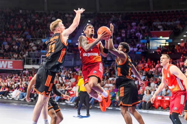 GER, easy credit BBl, FC Bayern Muenchen vs Rasta Vechta 03.05.2026, BMW Dome, Muenchen, GER, easy credit BBl, FC Bayern Muenchen vs Rasta Vechta , im Bild Joel-Sadu Aminu (Vechta 21) Xavier Rathan-Mayes (FCB 4) +v5+