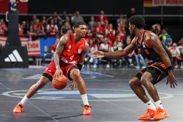 Xavier Rathan-Mayes (FC Bayern Basketball, 04) mit Ball mit TJ Bamba (RASTA Vechta, 05), GER, FC Bayern Basketball vs. Rasta Vechta, Basketball, easycredit Basketball Bundesliga, 32. Spieltag, Saison 2025 2026, 03.05.2026, GER, FC Bayern Basketball vs. Rasta Vechta, Basketball, easycredit Basketball Bundesliga, 32. Spieltag, Saison 2025 2026, 03.05.2026 Muenchen Copyright: xEibner-Pressefoto JennixMaulx EP_JML