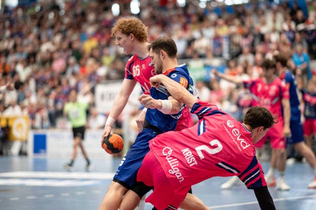 Tobias Heinzelmann (HBW Balingen Weilstetten, 28), eingeklemmt, vorne Luca Krist (TSV Bayer Dormagen, 02), HBW Balingen Weilstetten vs. TSV Bayer Dormagen, Handball, 2. Bundesliga, 30. Spieltag, Saison 2025 2026, 03.05.2026, Eibner-Pressefoto Andreas Ulmer HBW Balingen Weilstetten vs. TSV Bayer Dormagen, Handball, 2. Bundesliga, 30. Spieltag, Saison 2025 2026, 03.05.2026, Balingen Copyright: xEibner-Pressefoto AndreasxUlmerx EP_AUR