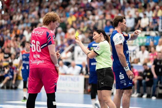 Julius Hein (TSV Bayer Dormagen, 66), erhaelt die gelbe Karte HBW Balingen Weilstetten vs. TSV Bayer Dormagen, Handball, 2. Bundesliga, 30. Spieltag, Saison 2025 2026, 03.05.2026, Eibner-Pressefoto Andreas Ulmer HBW Balingen Weilstetten vs. TSV Bayer Dormagen, Handball, 2. Bundesliga, 30. Spieltag, Saison 2025 2026, 03.05.2026, Balingen Copyright: xEibner-Pressefoto AndreasxUlmerx EP_AUR