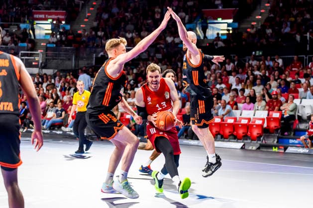 GER, easy credit BBl, FC Bayern Muenchen vs Rasta Vechta 03.05.2026, BMW Dome, Muenchen, GER, easy credit BBl, FC Bayern Muenchen vs Rasta Vechta , im Bild Joel-Sadu Aminu (Vechta 21) Andreas Obst (FCB 13) Justin Robinson (Vechta 12)
