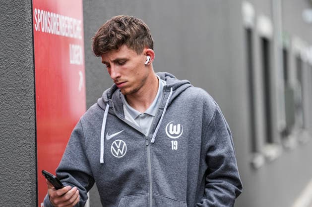 1. Bundesliga: SC Freiburg vs VfL Wolfsburg, 03.05.2026 Jesper Lindstrom (VfL Wolfsburg, 19) bei Ankunft im Europa-Park Stadion 1. Bundesliga: SC Freiburg vs VfL Wolfsburg, Europa-Park-Stadion, 03.05.2026 DFB DFL REGULATIONS PROHIBIT ANY USE OF PHOTOGRAPHS AS IMAGE SEQUENCES AND OR QUASI-VIDEO. *** 1 Bundesliga SC Freiburg vs VfL Wolfsburg, 03 05 2026 Jesper Lindstrom VfL Wolfsburg, 19 on arrival at Europa Park Stadion 1 Bundesliga SC Freiburg vs VfL Wolfsburg, Europa Park Stadion, 03 05 2026 DFB DFL REGULATIONS PROHIBIT ANY USE OF PHOTOGRAPHS AS IMAGE SEQUENCES AND OR QUASI VIDEO Copyright: xBEAUTIFULxSPORTS Boscox
