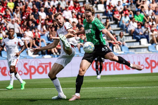 Kristian Thorstvedt (Sassuolo) and Strahinja Pavlovic (Milan) during the italian soccer Serie A match US Sassuolo vs Ac Milan at Mapei Stadium in Reggio Emilia, Italy on May 03, 2026 during US Sassuolo vs AC Milan, Italian soccer Serie A match in Reggio Emilia, Italy, May 03 2026  Copyright: xLucaxDiliberto IPAxSportx xipa-agency.netx xx IPA_74406121 IPA_Agency_IPA74406121