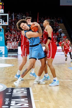 Richard Balint (BMA365 Bamberg Baskets, 11), Zacharie Perrin (Hamburg Towers, 52), Austin Crowley (BMA365 Bamberg Baskets, 85), BMA365 Bamberg Baskets vs. Veolia Towers Hamburg, Basketball, easyCredit BBL, 32. Spieltag, 03.05.2026 BMA365 Bamberg Baskets vs. Veolia Towers Hamburg, Basketball, easyCredit BBL, 32. Spieltag, 03.05.2026 Bamberg Copyright: xEibner-Pressefoto G.xSantemizx EP_EER
