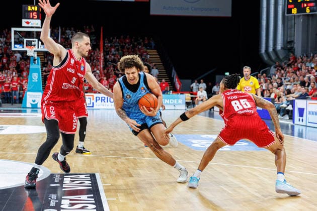 Daniel Keppeler (BMA365 Bamberg Baskets, 31), Zacharie Perrin (Hamburg Towers, 52), Austin Crowley (BMA365 Bamberg Baskets, 85), BMA365 Bamberg Baskets vs. Veolia Towers Hamburg, Basketball, easyCredit BBL, 32. Spieltag, 03.05.2026 BMA365 Bamberg Baskets vs. Veolia Towers Hamburg, Basketball, easyCredit BBL, 32. Spieltag, 03.05.2026 Bamberg Copyright: xEibner-Pressefoto G.xSantemizx EP_EER