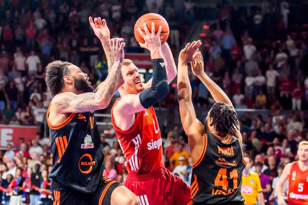 GER, easy credit BBl, FC Bayern Muenchen vs Rasta Vechta 03.05.2026, BMW Dome, Muenchen, GER, easy credit BBl, FC Bayern Muenchen vs Rasta Vechta , im Bild Linus Trettin (Vechta 11) Justus Hollatz (FCB 21) +v41+