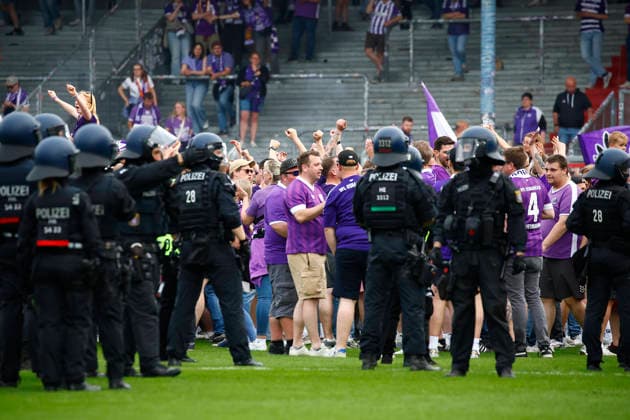 03.05.2026, xavx, Fussball 3.Liga, SV Wehen Wiesbaden - VfL Osnabrück v.l. Fans des VfL Osnabrück stürmen nach Abpfiff auf den Platz (DFL DFB REGULATIONS PROHIBIT ANY USE OF PHOTOGRAPHS as IMAGE SEQUENCES and or QUASI-VIDEO) Wiesbaden