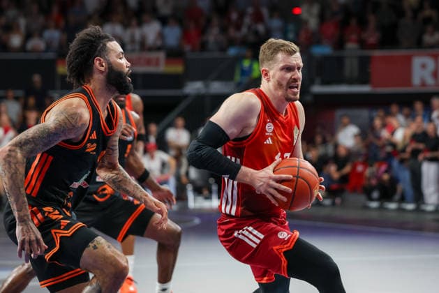 Andreas Obst (FC Bayern Basketball, 13) mit Ball mit Tevin Brown (RASTA Vechta, 10), GER, FC Bayern Basketball vs. Rasta Vechta, Basketball, easycredit Basketball Bundesliga, 32. Spieltag, Saison 2025 2026, 03.05.2026, GER, FC Bayern Basketball vs. Rasta Vechta, Basketball, easycredit Basketball Bundesliga, 32. Spieltag, Saison 2025 2026, 03.05.2026 Muenchen Copyright: xEibner-Pressefoto JennixMaulx EP_JML