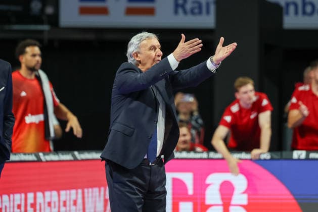 Svetislav Pesic (FC Bayern Basketball, Chef-Trainer) gestikuliert, GER, FC Bayern Basketball vs. Rasta Vechta, Basketball, easycredit Basketball Bundesliga, 32. Spieltag, Saison 2025 2026, 03.05.2026, GER, FC Bayern Basketball vs. Rasta Vechta, Basketball, easycredit Basketball Bundesliga, 32. Spieltag, Saison 2025 2026, 03.05.2026 Muenchen Copyright: xEibner-Pressefoto JennixMaulx EP_JML