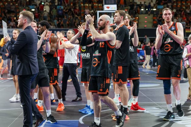 Das Team von Rasta Vechta nach dem Spiel, GER, FC Bayern Basketball vs. Rasta Vechta, Basketball, easycredit Basketball Bundesliga, 32. Spieltag, Saison 2025 2026, 03.05.2026, GER, FC Bayern Basketball vs. Rasta Vechta, Basketball, easycredit Basketball Bundesliga, 32. Spieltag, Saison 2025 2026, 03.05.2026 Muenchen Copyright: xEibner-Pressefoto JennixMaulx EP_JML